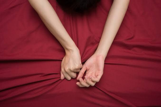 Orgasmos Falsos vs. Orgasmos Reales: Cómo Saber la Diferencia y Disfrutar Más